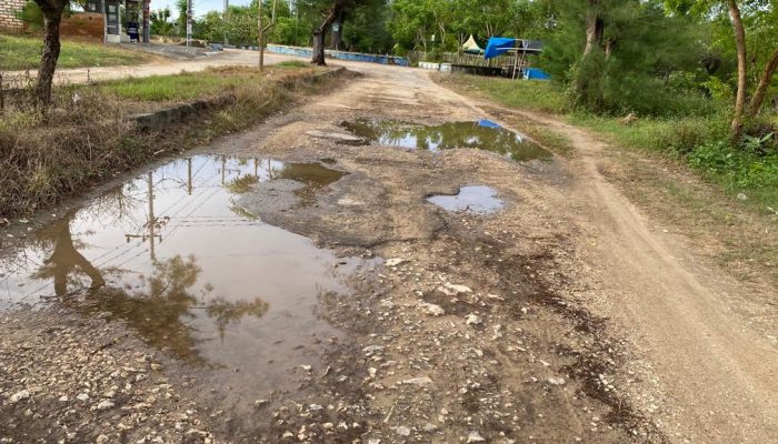 Tiket Rp15.000, Kondisi Pantai Lombang Sumenep Memprihatinkan: Akses Jalan Rusak dan Sampah Berserakan