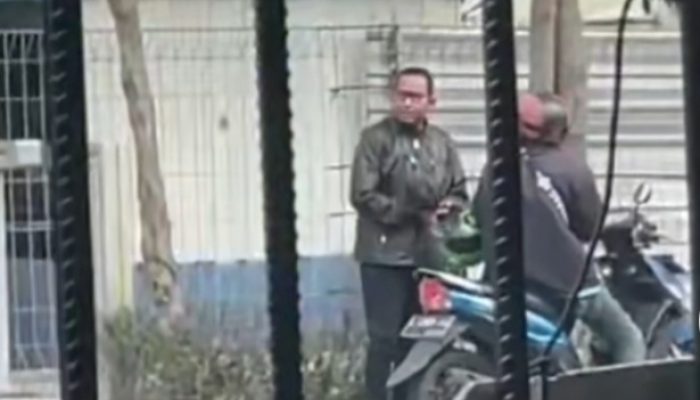 Ramai Video Bupati Sumenep Nunggu Ojek, Warga Tiktok: Lagi Main Sinetron