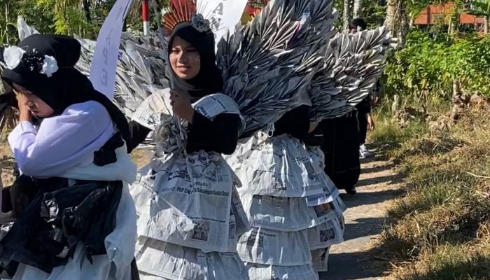 Unik! Santri Miftahul Ihsan Meriahkan Karnaval dengan Kostum Daur Ulang