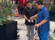 Beredar Video Prabowo Subianto Berdiri Pakai Tongkat
