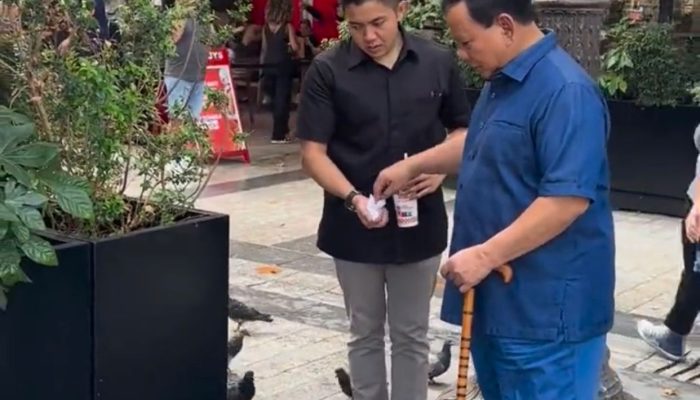 Beredar Video Prabowo Subianto Berdiri Pakai Tongkat