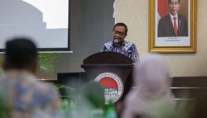 Mahfud MD Sebut Tak Layak Aktivis HMI Bakar Bendera PDIP Demi Bela Rocky Gerung
