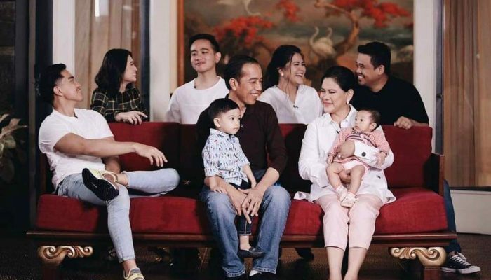 Usul Pilkada 2024 Dimajukan, Jokowi Disebut Sedang Persiapkan Anak-Mantunya Berkuasa