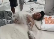 Viral Pria Tanpa Baju Mandi Beras Bulog, Warganet: Pantas Rasanya Kecut