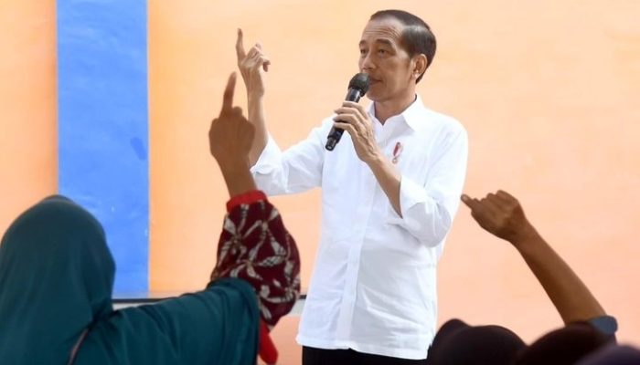 Ponsel dan WhatsApp Butet Dilumpuhkan, Jhon Sitorus Sentil Jokowi