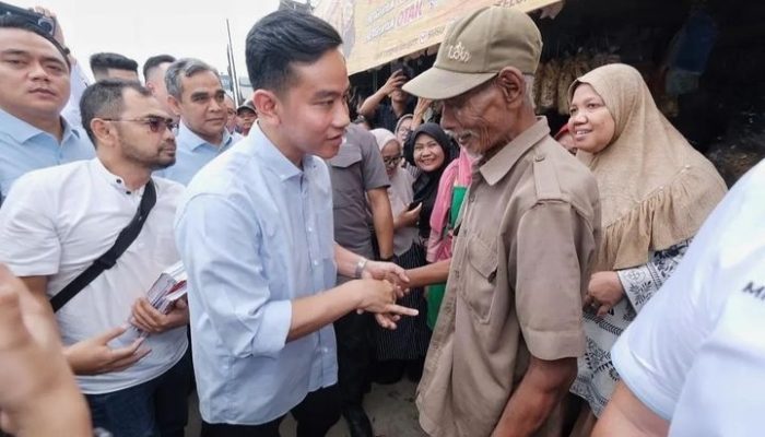 Bagikan Susu Gratis di CFD Bersama TKN, Gibran Bantah Berkampanye