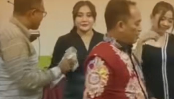 Asyik! Petugas PPK Sumenep Joget Ria Sambil Nyawer Biduan Dangdut di Acara Diklat, KPU: Hiburan Aja