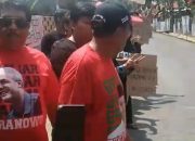 Sambut Kedatangan Jokowi, Warga Banjarnegara Kenakan Kaos Ganjar Pranowo