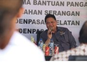 Bagikan Bansos di NTB, Airlangga Minta Warga Bilang ‘Terima Kasih Pak Jokowi’ dan Direkam