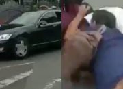 Dua Orang Jatuh Tersungkur Gegara Berebut Kaos yang Dilempar dari Mobil Jokowi