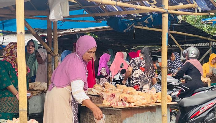 Warga Menjerit! Harga Daging Ayam di Pasar Lenteng Sumenep Melejit