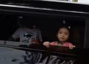 Aksi Jokowi dan Cucunya Lempar Kaos Tuai Kritik: Diajari Nggak Sopan!