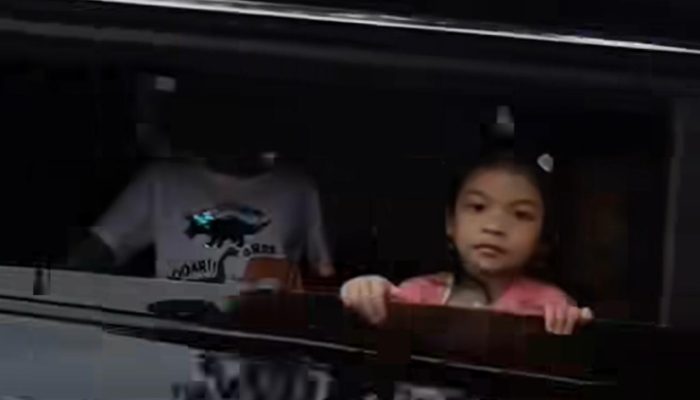 Aksi Jokowi dan Cucunya Lempar Kaos Tuai Kritik: Diajari Nggak Sopan!