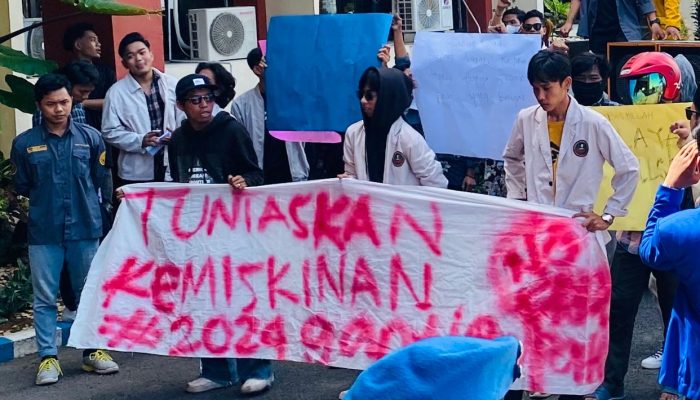 Mahasiswa ‘Labeli’ Kantor Bupati Fauzi Sebagai Gedung Pengkhianat Bangsa