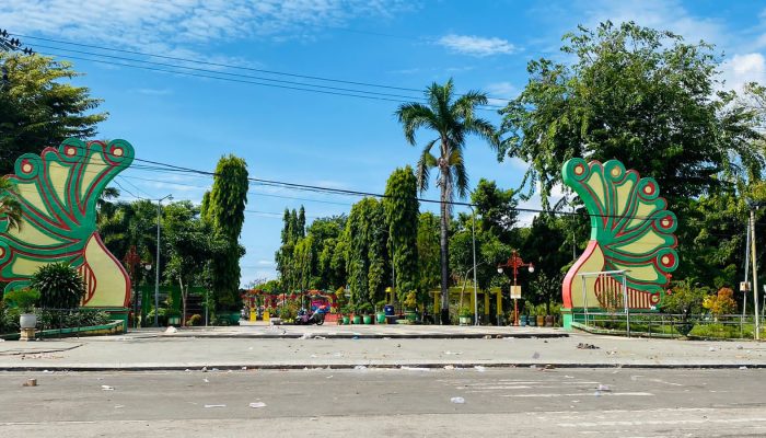 Jorok, Sampah Berserakan di Taman Adipura Sumenep