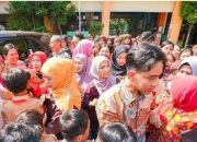 Gibran Bagikan Buku Bersampul Jan Ethes, Jhon Sitorus: Wariskan Dinasti Sejak Dini