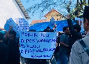 Demo Soal Pokir di Sumenep, Massa Bawa Poster: Tertipu Dewan Manis Berhati Iblis