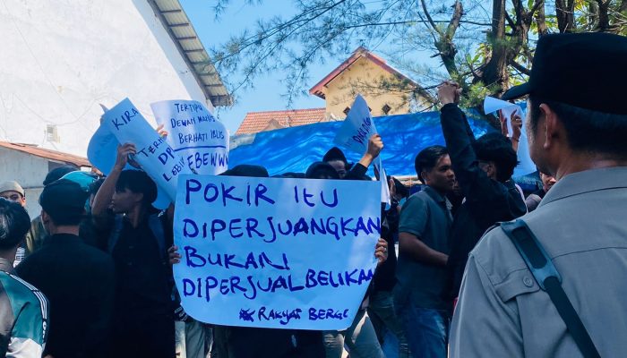 Demo Soal Pokir di Sumenep, Massa Bawa Poster: Tertipu Dewan Manis Berhati Iblis