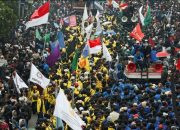 Polisi Tangkap Direktur Lokataru dan Anggota LBH Jakarta Saat Demo di Depan Gedung DPR