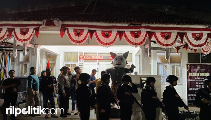 Tengah Malam, Ratusan Massa Geruduk Kantor KPU Sumenep Akibat Undangan Pencoblosan Amburadul