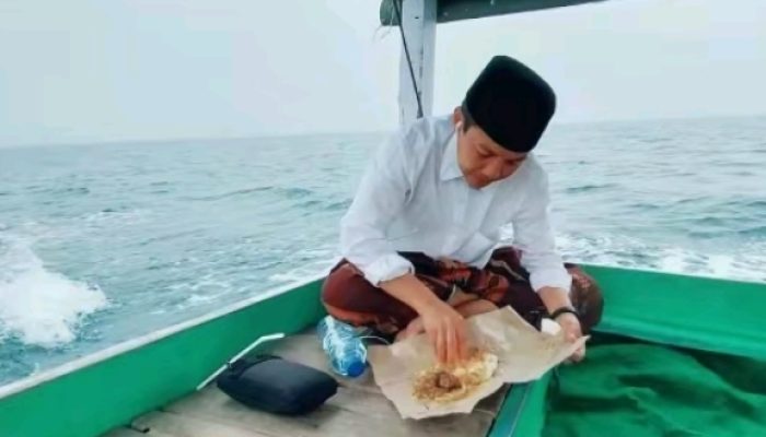 Warganet Terharu Lihat Foto Mas Kiai Makan Nasi Bungkus di Perahu: Netes Air Mata Liat Perjuangan Ajunan
