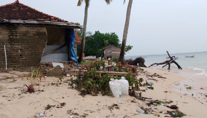 Tak Kunjung Ada Perhatian Pemerintah Soal Tangkis Laut, Rumah Warga Mamburit Jebol Dihantam Ombak