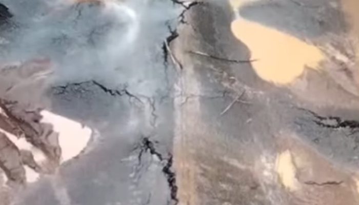 Abal-Abal! Belum Sebulan Diaspal, Jalan di Kangayan Ini Sudah Hancur Tak Karuan