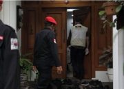 KPK Bawa Koper Biru dari Rumah Hasto di Bekasi