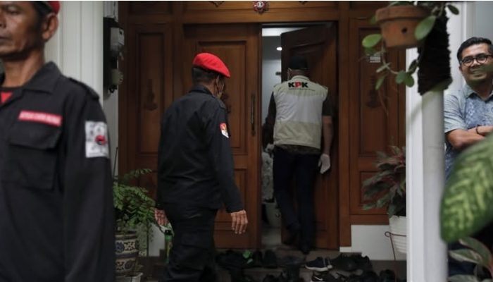 KPK Bawa Koper Biru dari Rumah Hasto di Bekasi