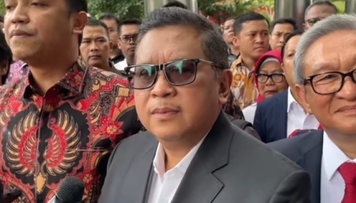 Tak Ditahan, Hasto Tersenyum Keluar dari Gedung KPK Usai Diperiksa