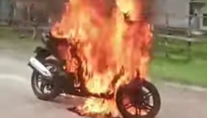 Dianggap Nyindir Kebiasaan Mabuk, Pemuda di Sumenep Bakar Motor Seorang Guru