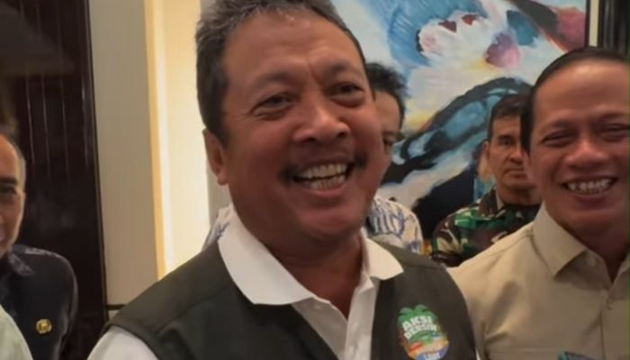 Menteri KKP Minta Pagar Laut Misterius di Tangerang Jangan Dibongkar