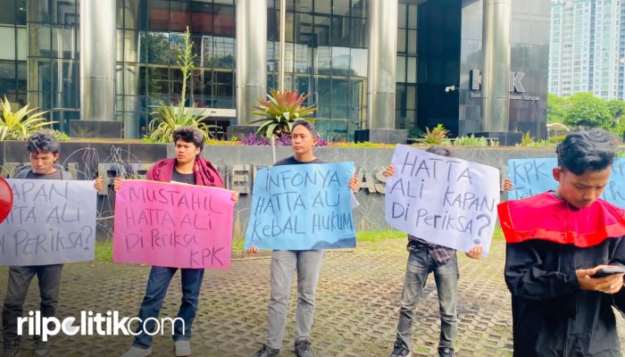 Desak KPK Tangkap Hatta Ali, Demonstran Bawa Poster: Infonya Kebal Hukum