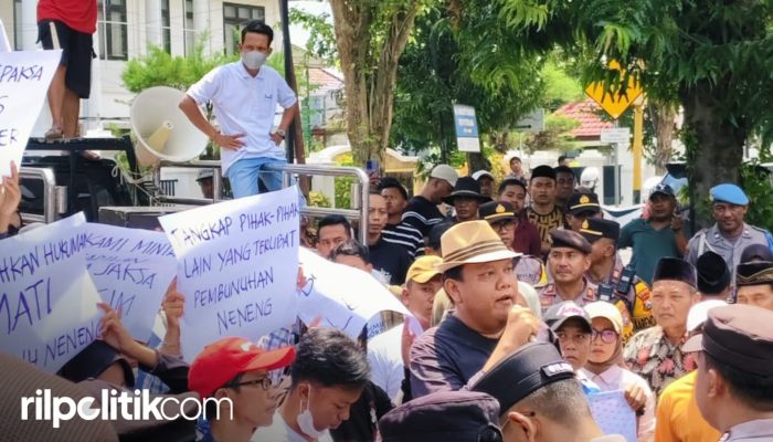 Demo Kejari dan PN Sumenep, Massa Minta Pembunuh Neneng Tak Hanya Dijerat Pasal KDRT