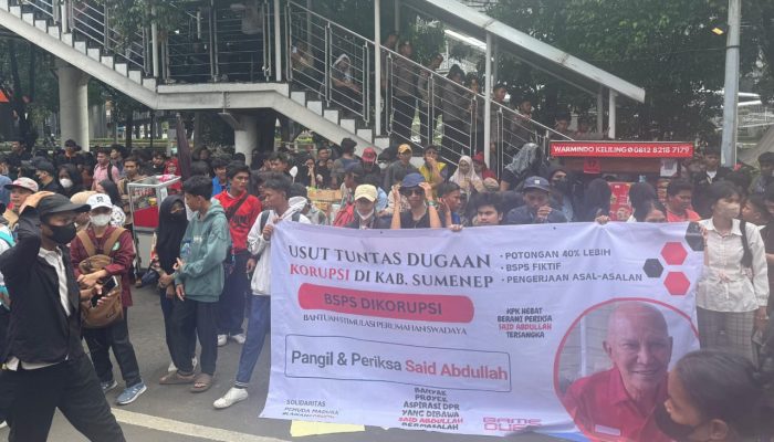 Demo Dugaan Korupsi BSPS Sumenep, Massa Bawa Spanduk Besar Minta KPK Periksa Said Abdullah