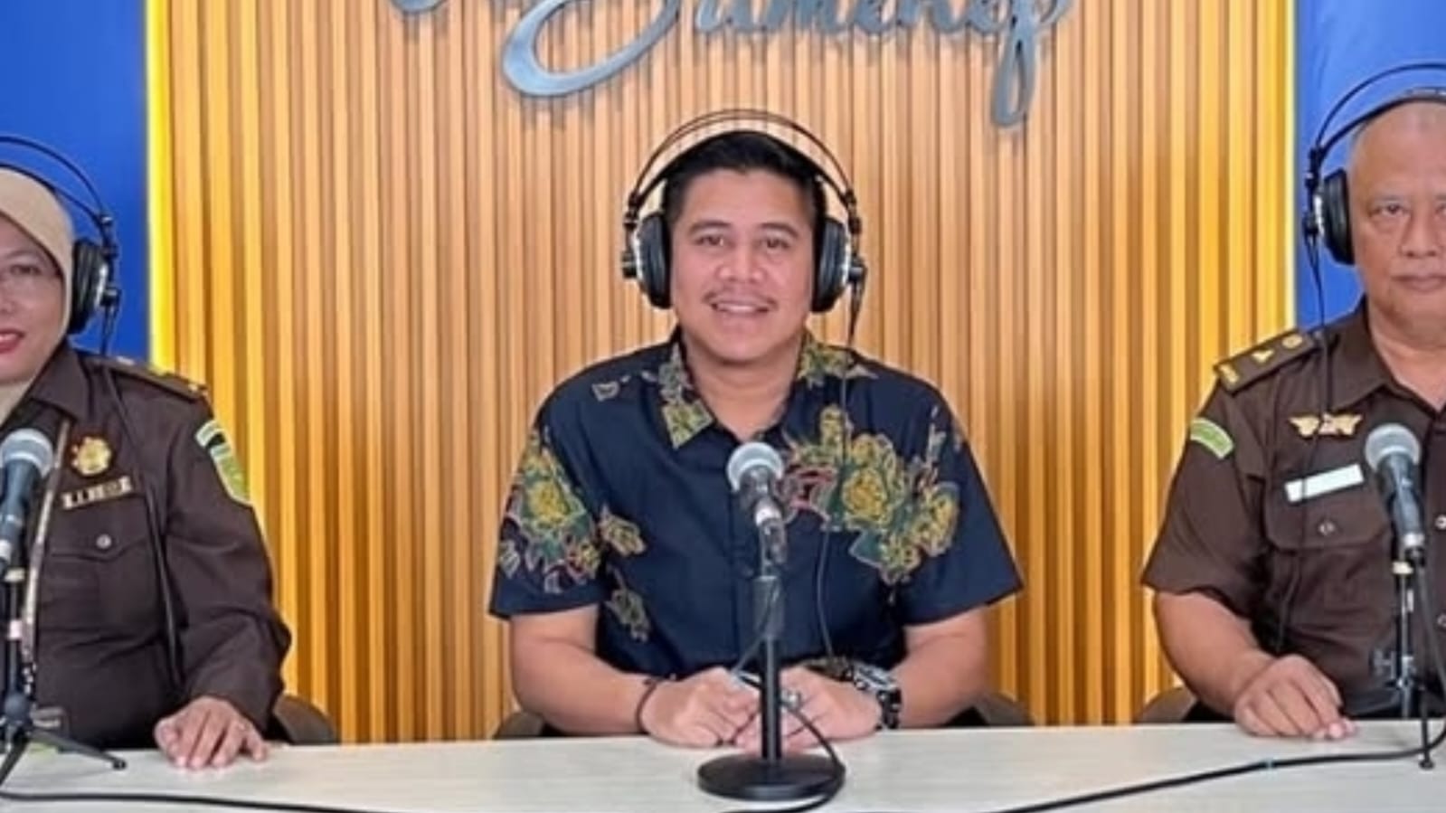 Kepala Seksi Intelijen (Kasi Intel) Kejaksaan Negeri (Kejari) Sumenep, Moch Indra Subrata (tengah).