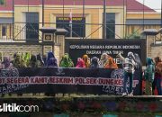 Pakai Topeng Sarung dan Bangun Tenda, Massa Aksi Tuntut Polres Sumenep Copot Kanit Reskrim Dungkek