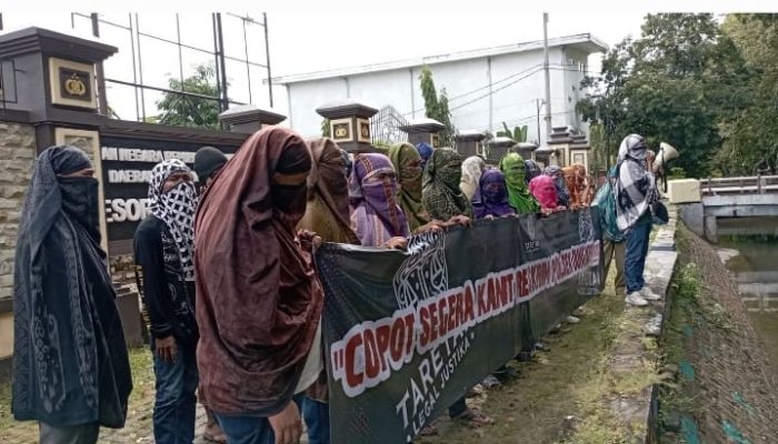 Massa Aksi Ancam Lempari Polres Sumenep 1 Truk Telur Busuk Jika Tak Segera Pecat Si Tukang Palak