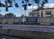 Spanduk Membentang di Depan Polres Sumenep, Tantang Kapolres Baru Berani Lumat Koruptor