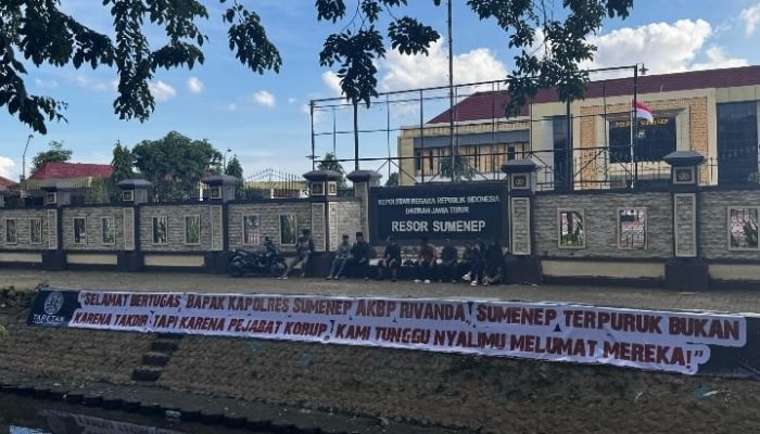 Spanduk Membentang di Depan Polres Sumenep, Tantang Kapolres Baru Berani Lumat Koruptor