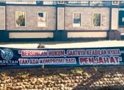 Taretan Legal Justika Kembali Bentangkan Spanduk, Minta Polres Sumenep Bersih-Bersih