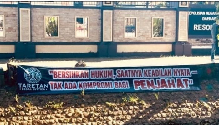 Taretan Legal Justika Kembali Bentangkan Spanduk, Minta Polres Sumenep Bersih-Bersih