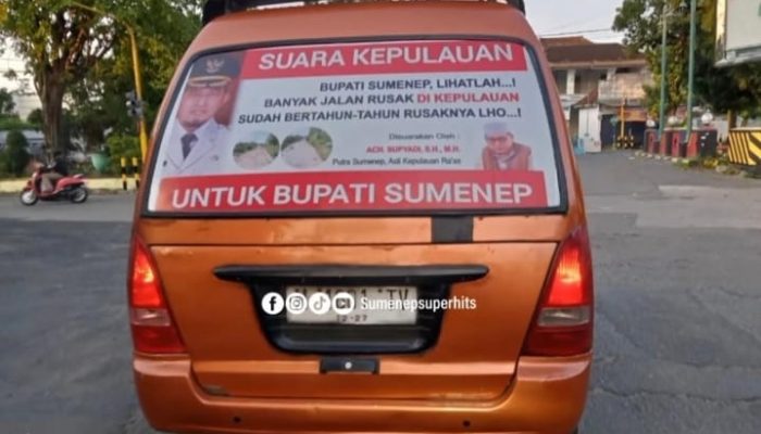 Unik! Warga Kepulauan Kritik Bupati Sumenep Soal Jalan Rusak Lewat Stiker di Angkot