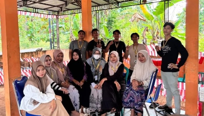 Jelang HUT ke-80 RI, KKN Posko 33 Universitas PGRI Sumenep Pasang Bendera di Setiap Sudut Desa