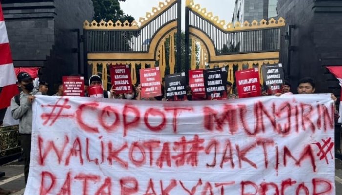 Massa Minta Polda Metro Jaya Selidiki Dugaan Kebocoran Data Dukcapil Jakarta Timur