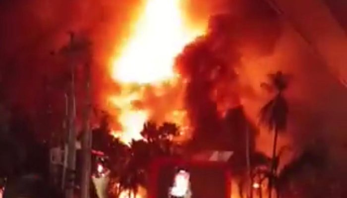 Makassar Mencekam! Demonstran Bakar Gedung DPRD Malam Ini