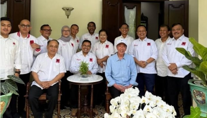 Jokowi Tunjukkan Ijazahnya ke Projo