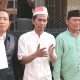 Pengacara Marlaf Sucipto (paling kiri) bersama ketiga kliennya yang divonis bebas murni dalam kasus penganiayaan ODGJ di Kepulauan Sapudi, Kabupaten Sumenep. [Foto: tangkapan layar)