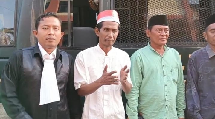 Pengacara Marlaf Sucipto (paling kiri) bersama ketiga kliennya yang divonis bebas murni dalam kasus penganiayaan ODGJ di Kepulauan Sapudi, Kabupaten Sumenep. [Foto: tangkapan layar)