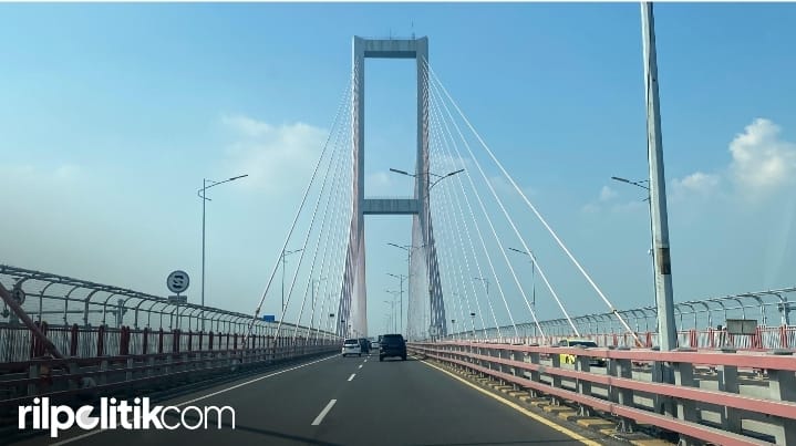 Jembatan Suramadu yang menghubungkan Madura dengan Jawa. [Foto: dok. rilpolitik.com]
